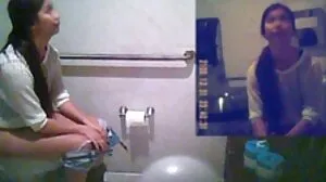 Blonde MILF Magnifique තටාකයේ විශිෂ්ට ශරීරයක් පෙන්වයි