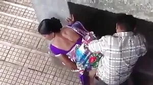 කේඩන් ඇයගේ සිල්ක් කූච් එක ගැතියෙකු විසින් තට්ටු කරයි