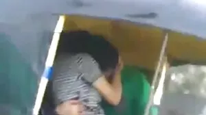 කාටර් කෲස් සහ ඇඩ්‍රියානා චෙචික් මහත කුකුළෙකු බෙදා ගනී