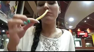 Asstastic Jynx Maze ඇගේ රසවත් තට්ටය විශාල කුකුළෙකු විසින් විදින ලදී
