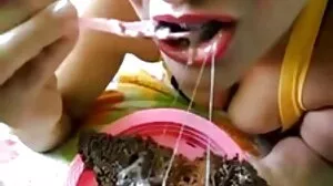 කුතුහලයෙන් පිරි රෙඩ්හෙඩ් හෝටල් සේවිකාව ගුද ත්‍රිත්වයට සම්බන්ධ වීමට පොළඹවා ගත්තාය