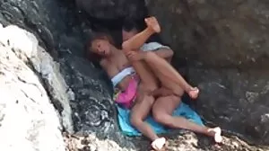 අලංකාර ලින්ඩා රේ විශාල ඩික් එකක් උඩට පහළට පැන්නේය