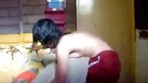 අම්මා ඔහු වෙනුවෙන් තම කකුල් විහිදුවා