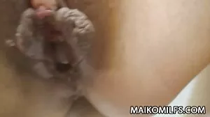 ලැටිනා අම්මා ඇගේ සුළු පුතාව පොළඹවයි