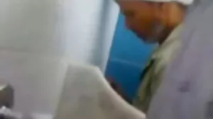 කළු යට යට ඇඳුම් ඇඳ සිටින පෙම්වතිය Blowjob සමඟ BF අවදි කරයි